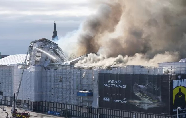 У Копенгагені в історичній будівлі спалахнула масштабна пожежа, відео