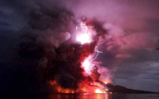 В Индонезии во время извержения вулкана Руанг в небе появились десятки молний: невероятные кадры