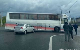На Киевщине легковушка влетела в автобус