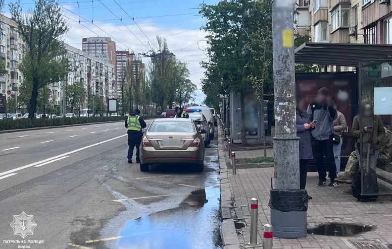 Залишили авто біля зупинок громадського транспорту: у Києві покарали «героїв паркування»