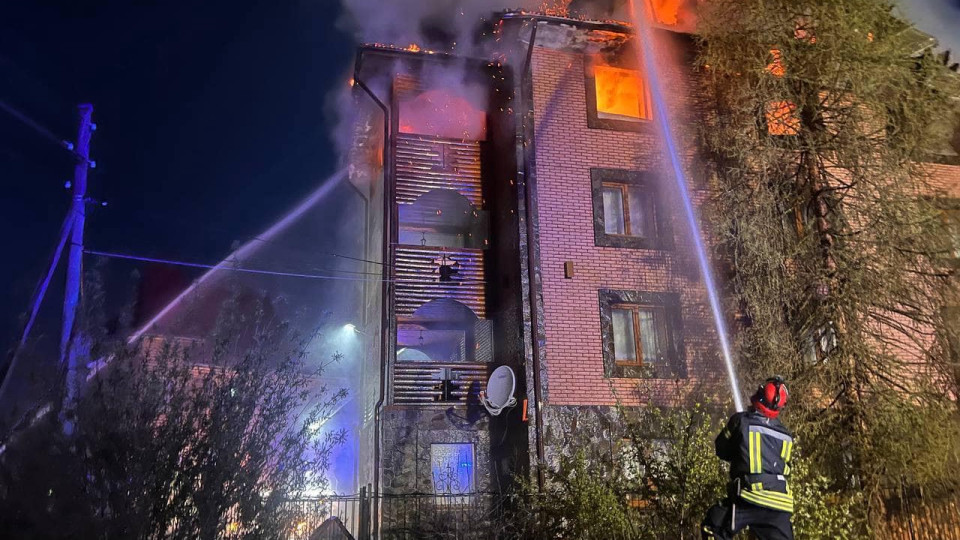На Івано-Франківщині сталася пожежа в готелі: відео