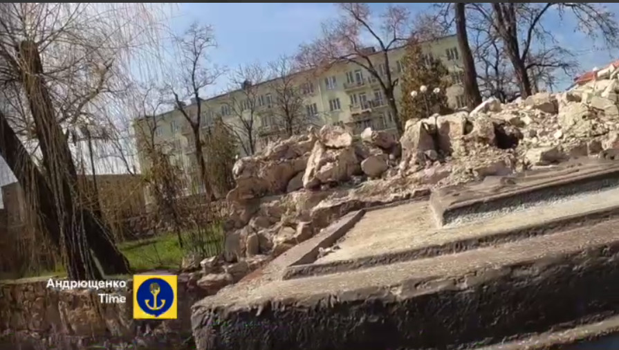 У Маріуполі зруйнували пам'ятник на честь 500-річчя українського козацтва, відео