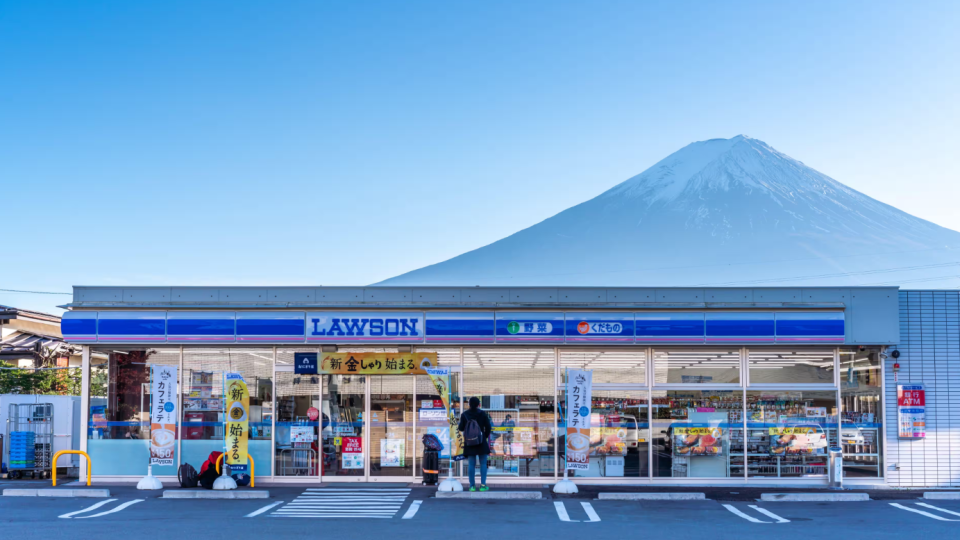 В Японии закроют популярный вид на гору Фудзи из-за туристов: что известно