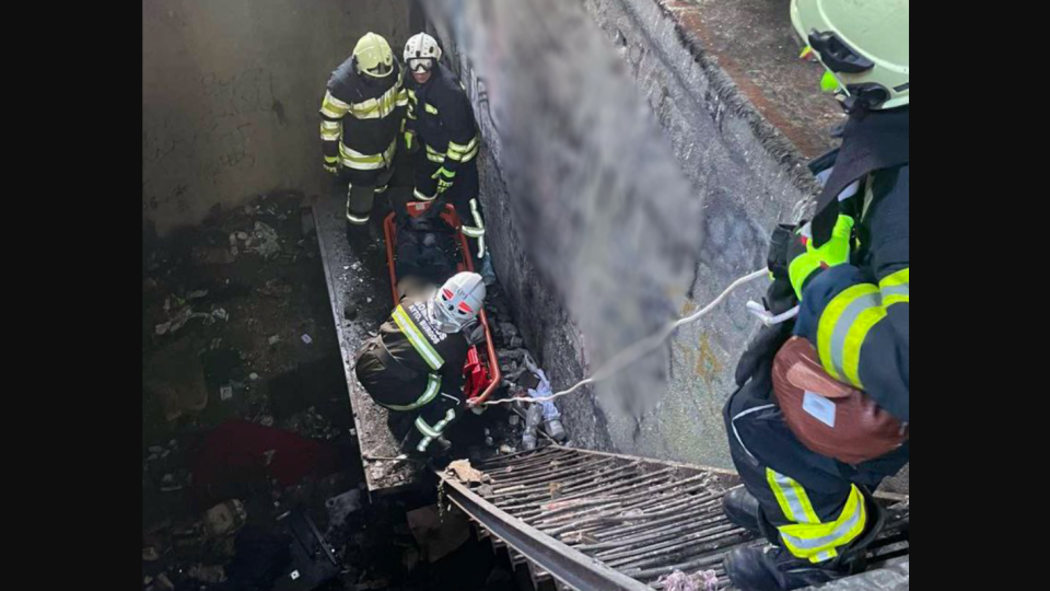 У Києві на Оболоні чоловік впав у 8-метрову яму: фото