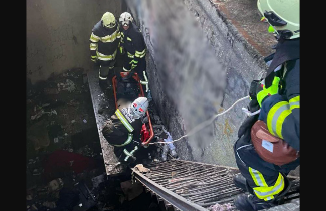 В Киеве на Оболони мужчина упал в 8-метровую яму: фото