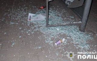 В Киеве мужчина разбил остановку из-за опоздания на транспорт