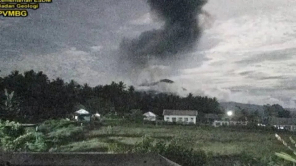 В Индонезии проснулся вулкан Ибу: пепел накрыл 16 сел, людям выдают защитные маски