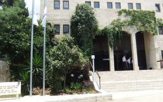 Адвокат з Ізраїлю оскаржив відмову у відкритті апеляційного провадження на окрему ухвалу через одночасне засвідчення ним документів як нотаріусом