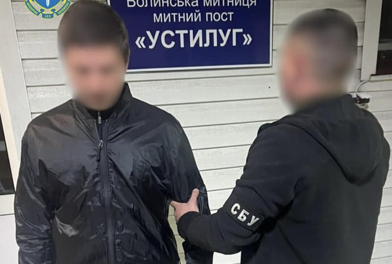 Из Болгарии экстрадировали украинца, который руководил группировкой по переправке мужчин за границу