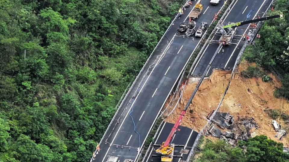 У Китаї в гірській місцевості обвалилася автомагістраль – десятки загиблих