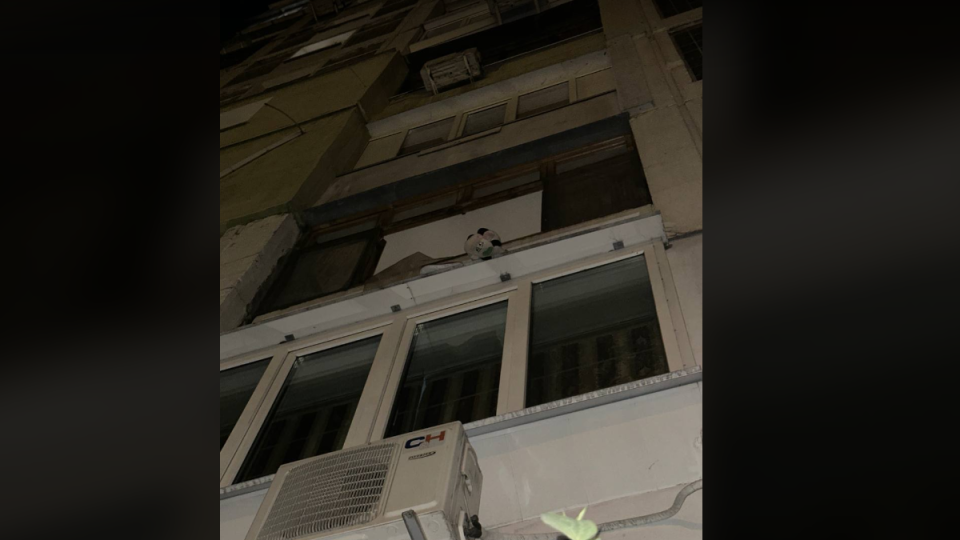 В Киеве 2-летняя девочка выпала из окна многоэтажки: пьяные родители в это время спали