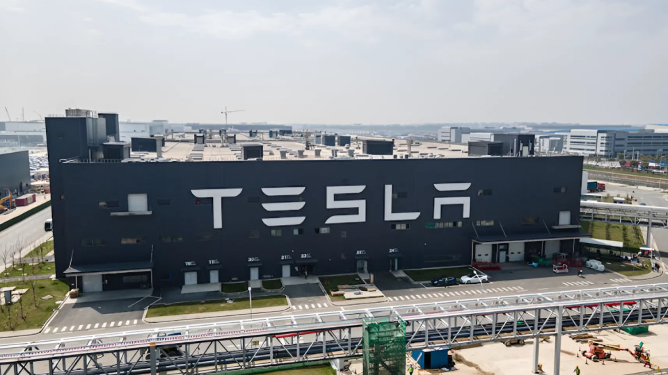 Tesla уволила мужчину, который работал сверхурочно и даже принимал душ на заводе