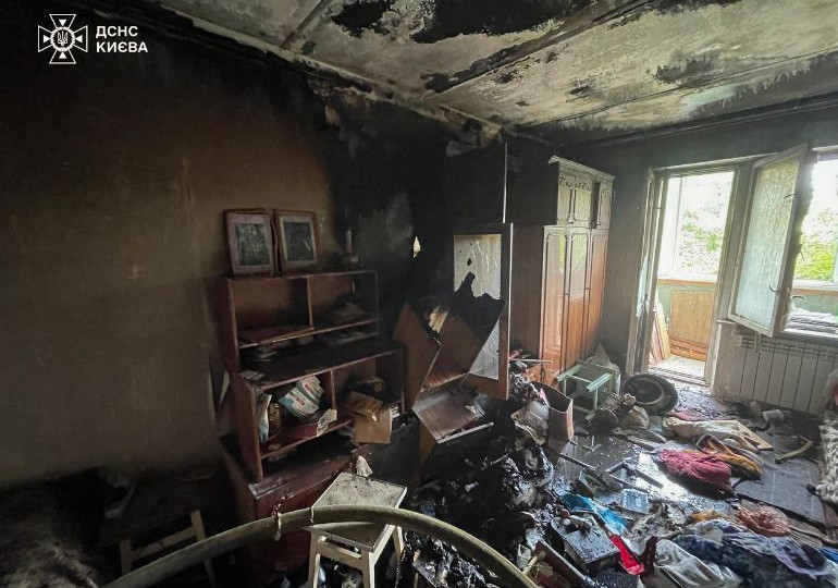 В Киеве загорелась квартира в многоэтажке, фото