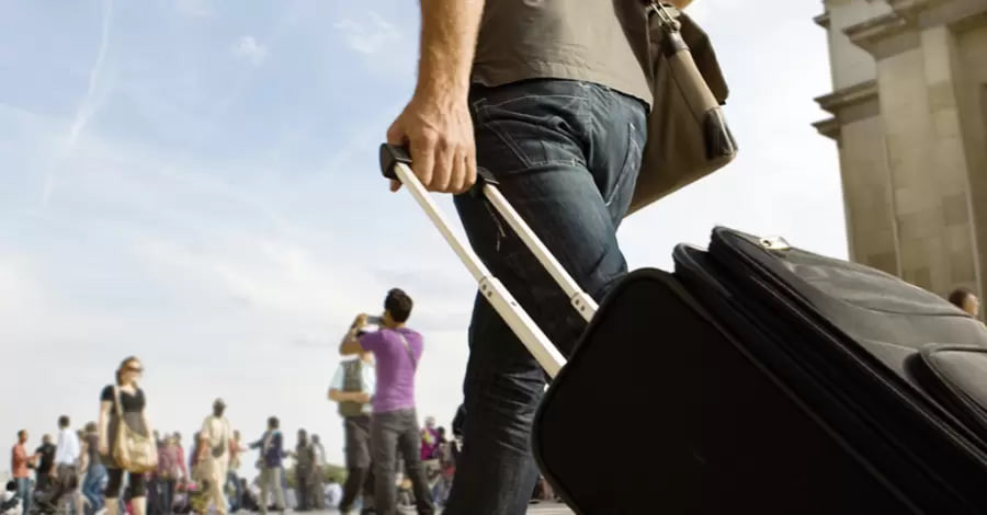 Студенты-мужчины смогут выезжать за границу: условия и документы