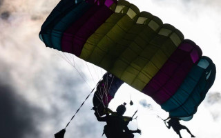 В Швеции на учениях НАТО 11 военных пострадали во время прыжков с парашютами