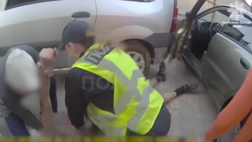 У Києві чоловіку під час ремонту на подвір'ї притиснуло голову між двома автівками