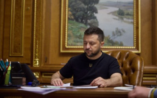 Зеленский подписал законы о продлении военного положения и мобилизации