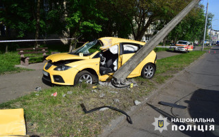 У Києві зіштовхнулися дві автівки, в результаті чого одна з них знесла електроопору
