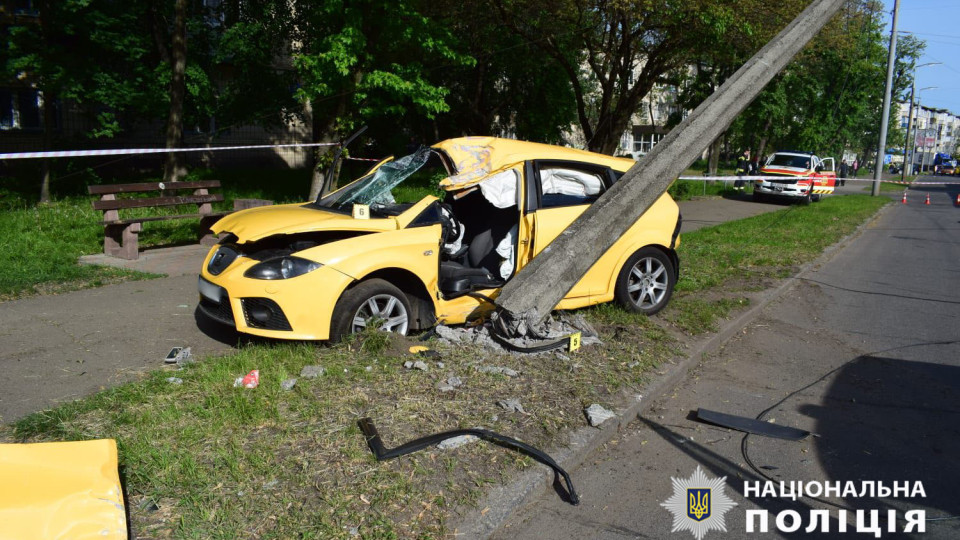 В Киеве столкнулись две машины, в результате чего одна из них снесла электроопору