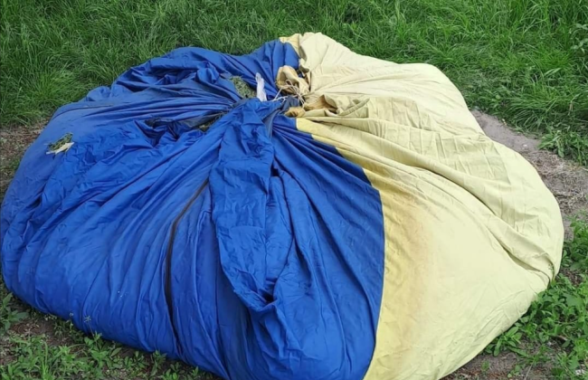 У Києві двірник використав прапор України як мішок для скошеної трави: фото