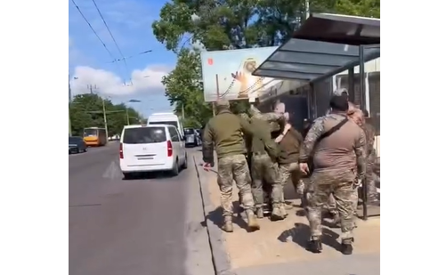 Одеський ТЦК прокоментував інцидент у маршрутці, де люди у формі скрутили та витягли чоловіка, відео