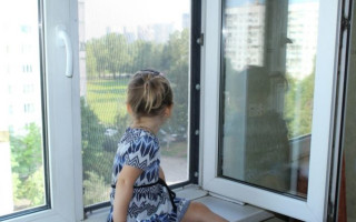 Врятували кущі: в Одесі 5-річна дівчинка випала з вікна багатоповерхівки