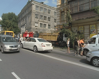 Ужасная авария в центре столицы: МАЗ снес дерево и въехал в дом (ФОТО)