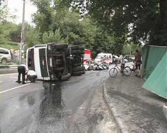 В столице пьяный водитель на «Опеле» влетел в грузовик: водитель чудом остался жив (ФОТО)