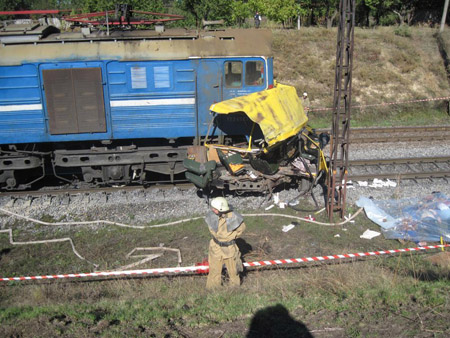 Трагедия на Днепропетровщине: поезд превратил автобус с пассажирами в груду металлолома