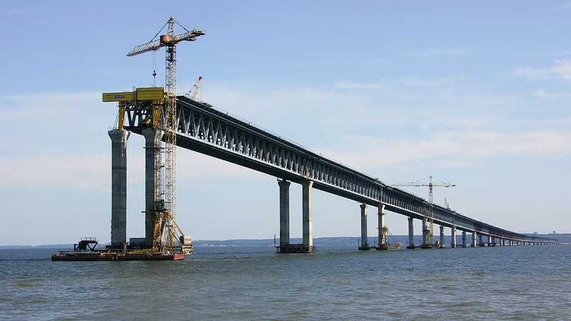 Строительные работы на Керченском мосту продолжаются