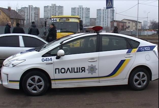 В Киеве мужчина угнал маршрутку и ранил полицейского