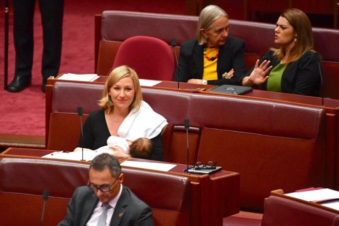 Политик в Австралии впервые покормила ребенка грудью в парламенте