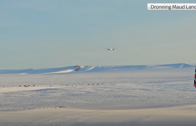 В Антарктиді вперше приземлився пасажирський Boeing 787, відео