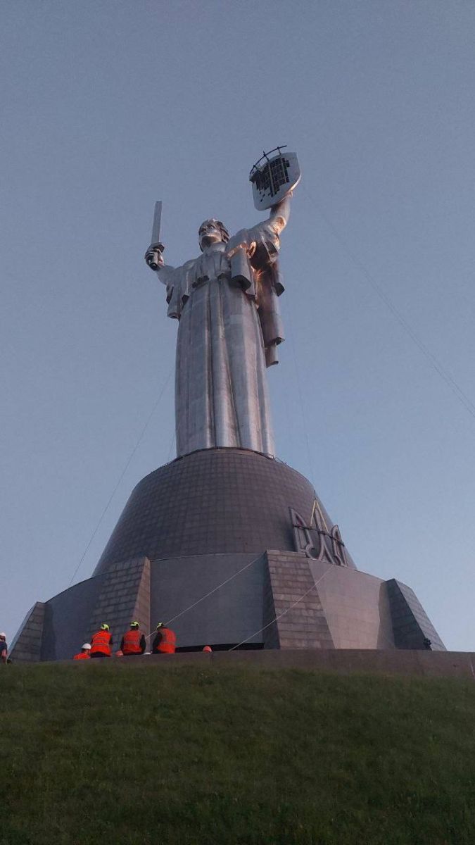 В Киеве начали монтаж тризуба на щит Родины-матери, видео / Видео /  Судебно-юридическая газета