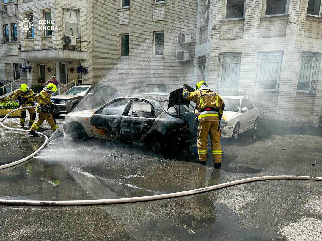 В Киеве загорелся припаркованный автомобиль во дворе многоквартирного дома,  фото / Фото / Судебно-юридическая газета