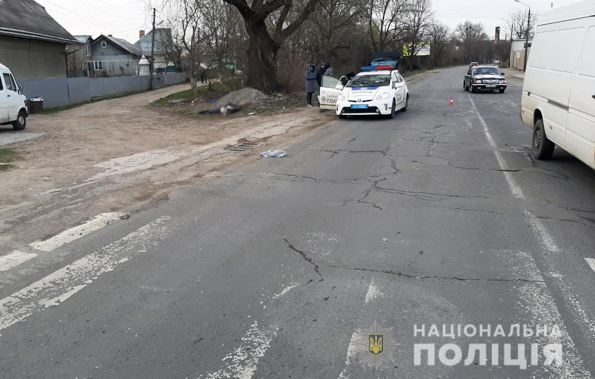 В Черновцах водитель насмерть сбил женщину, а потом сжег свой автомобиль