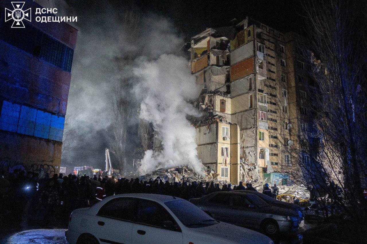 Разрушен подъезд: в Одессе шахед попал в 9-этажный дом, есть жертвы, фото /  В Украине / Судебно-юридическая газета