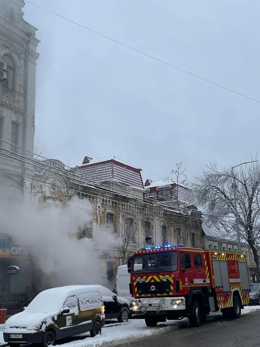 В Киеве горит исторический памятник архитектуры, на месте которого ранее  хотели построить офисный центр: фото / В Украине / Судебно-юридическая  газета