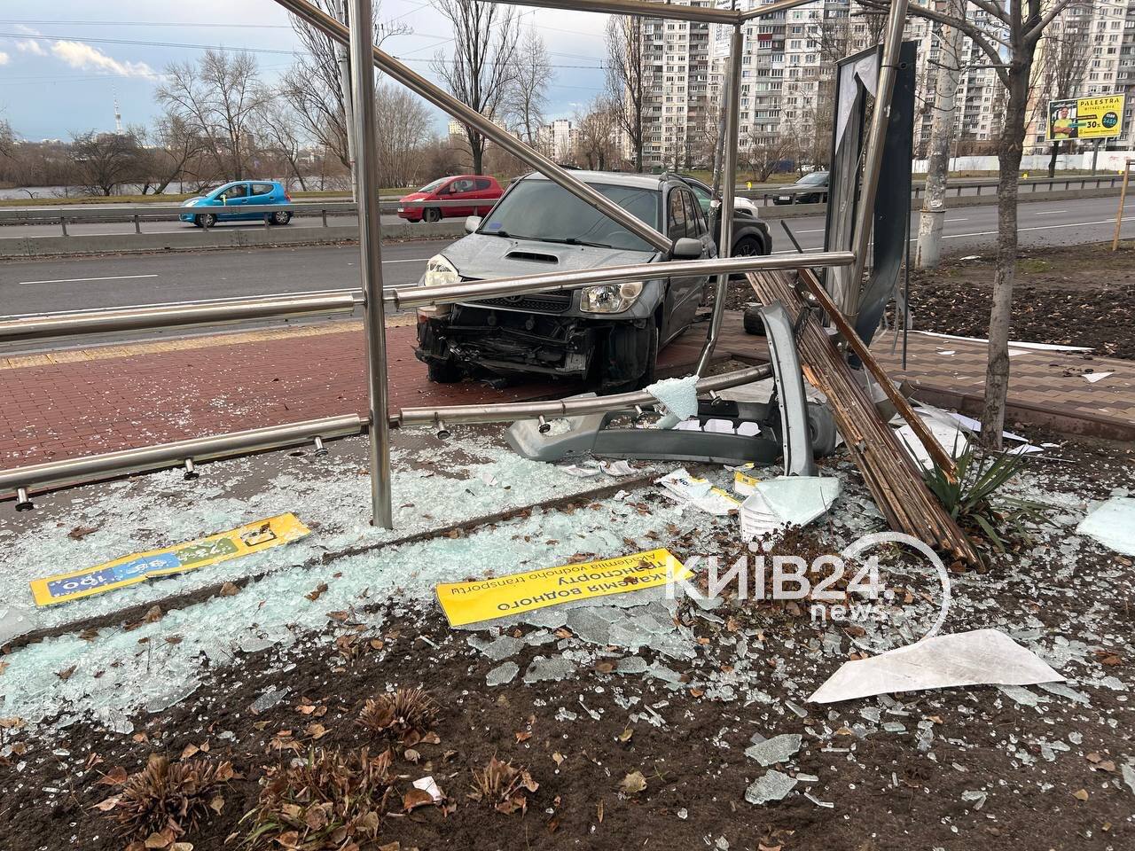 В Киеве столкнулись две легковушки, одна разгромила остановку: фото / В  Украине / Судебно-юридическая газета