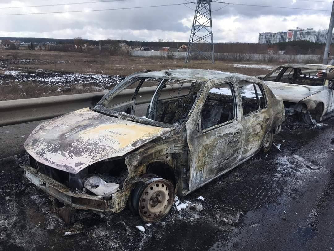 Показали фотографии автомобилей, которые попали под обстрел в Ирпене / В  Украине / Судебно-юридическая газета