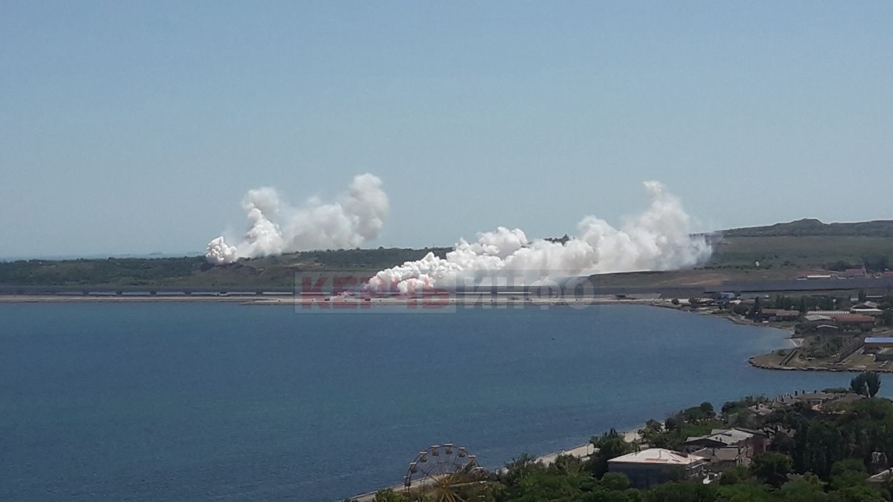 Возле Крымского моста заметили клубы дыма: фото и видео / В Украине /  Судебно-юридическая газета