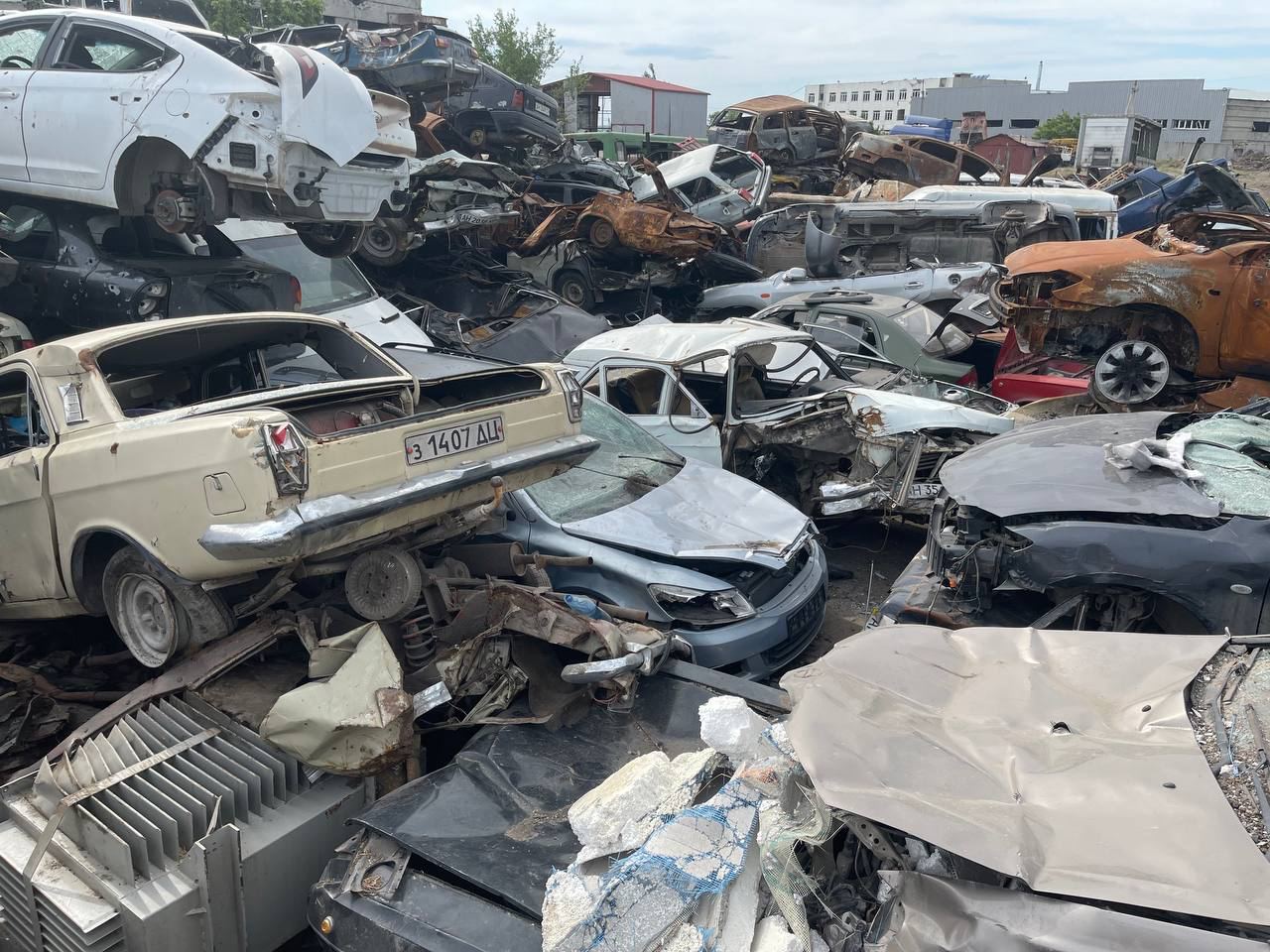 В Мариуполе оккупанты создали кладбище автомобилей: фото / В Украине /  Судебно-юридическая газета