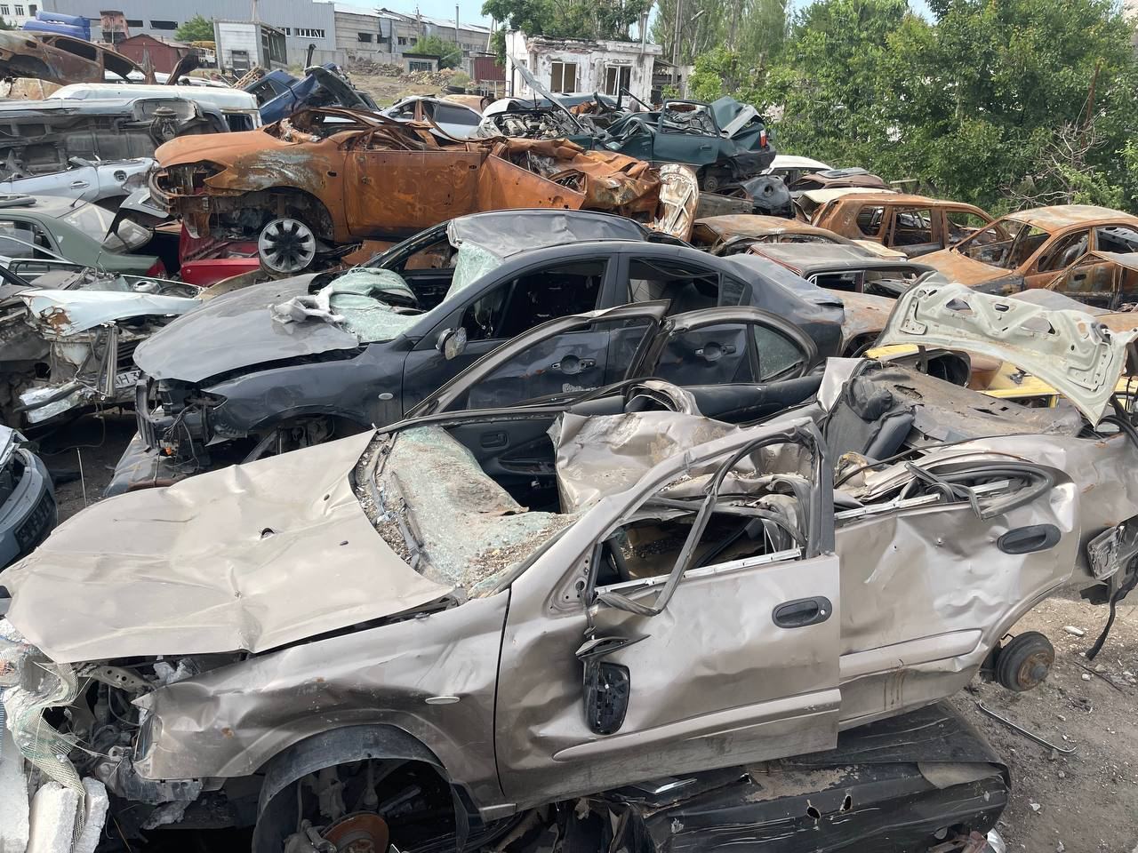 В Мариуполе оккупанты создали кладбище автомобилей: фото / В Украине /  Судебно-юридическая газета