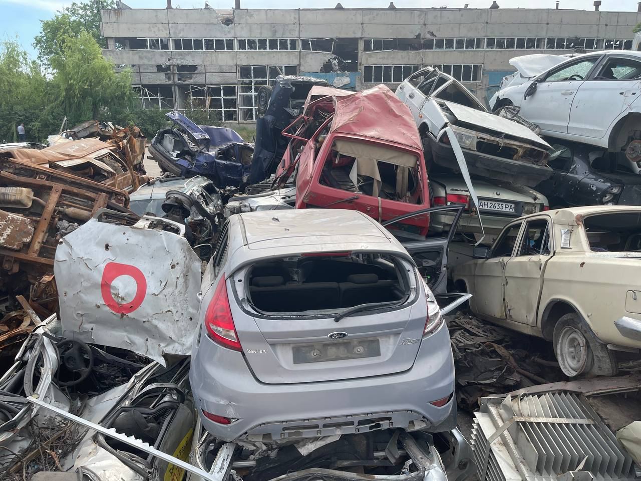 В Мариуполе оккупанты создали кладбище автомобилей: фото / В Украине /  Судебно-юридическая газета