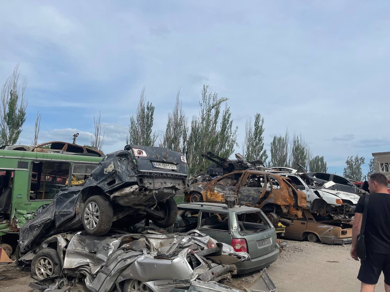 В Мариуполе оккупанты создали кладбище автомобилей: фото / В Украине /  Судебно-юридическая газета