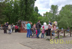 Как отдыхают киевляне в парке во время ослабленного карантина в погожий, не жаркий день 24 мая