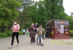 Как отдыхают киевляне в парке во время ослабленного карантина в погожий, не жаркий день 24 мая