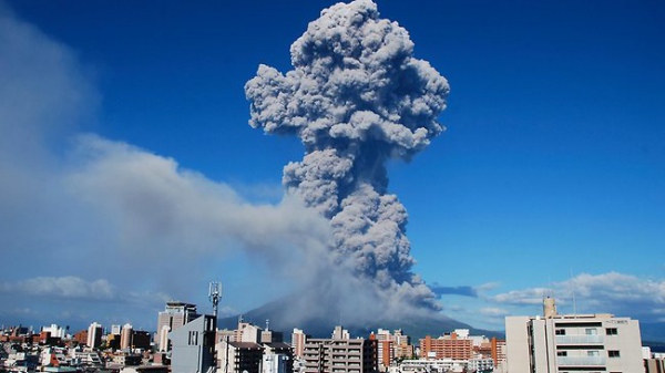 Вулкан Сакурадзима засыпал Японию пеплом. ВИДЕО