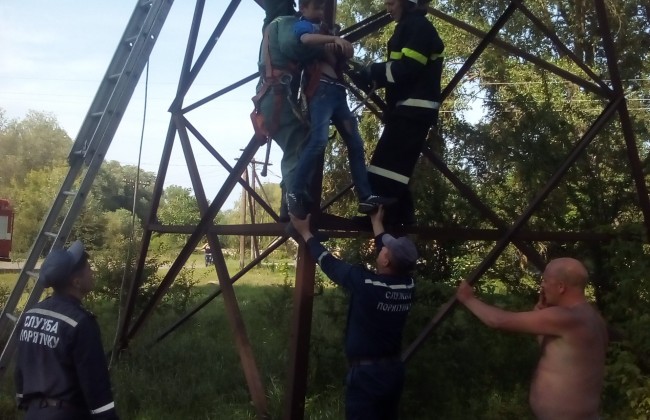 В Ровенской области сотрудники ГСЧС предотвратили смерть подростка.ФОТО