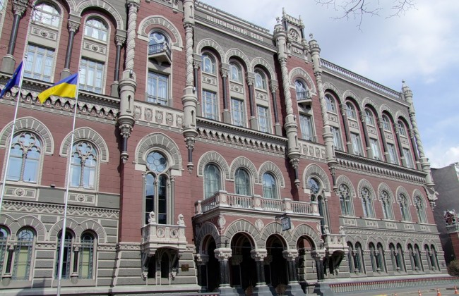 С 12 июня Нацбанк ослабит ограничения для инвестиций